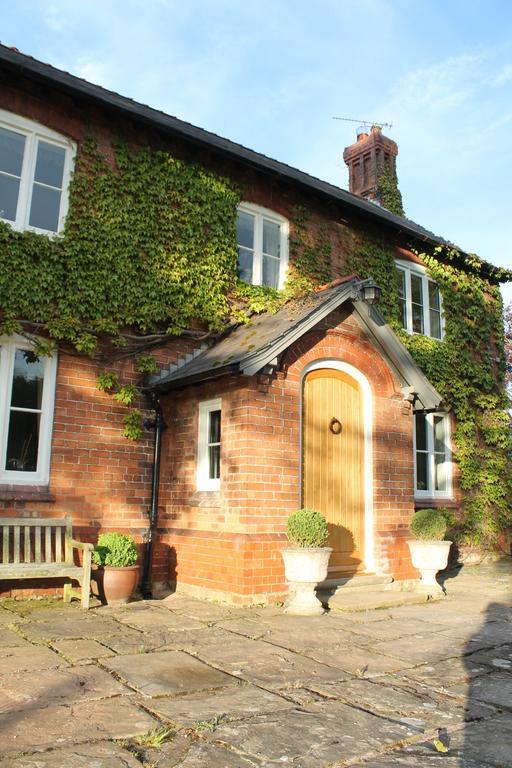 The Jockey Room Hideaway Spurstow Exterior photo